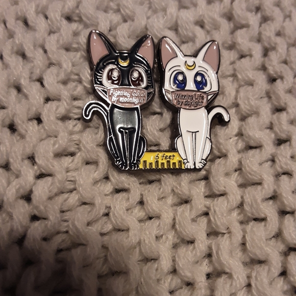 Luna lapel pin - Picture 3 of 6